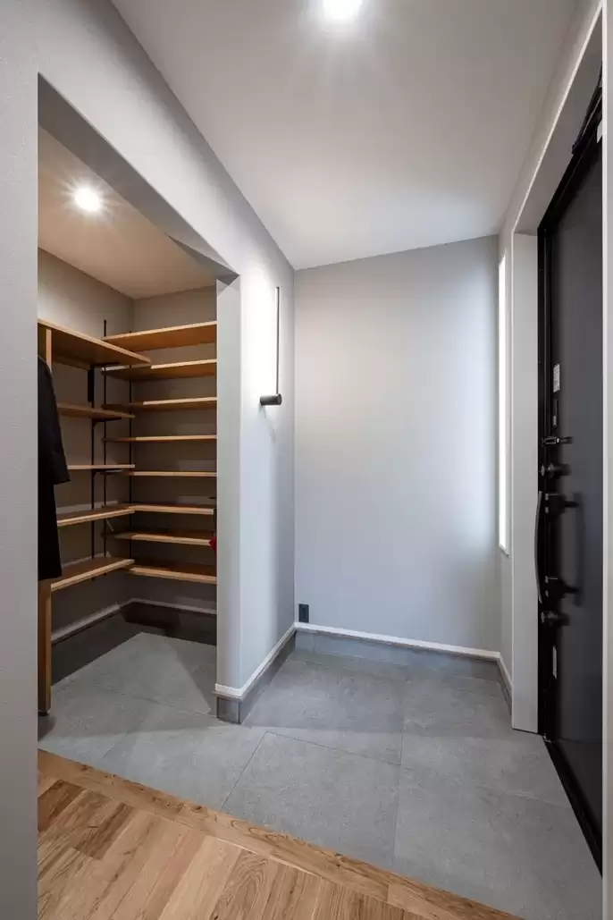 グレー×木のインテリアに囲まれて温かみのある暮らし（福岡県北九州市