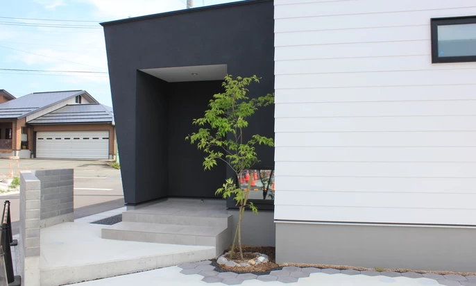 分譲地の入口に建つ風と光のランドマークな家（山形県東根市の事例