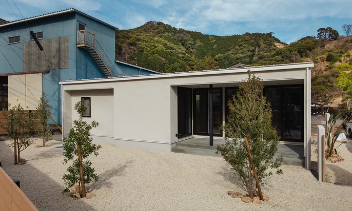 リゾートを感じる白い平屋