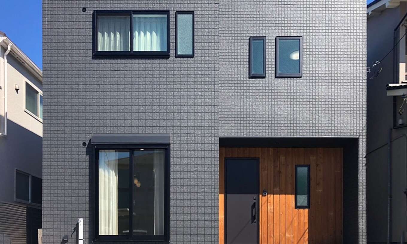 黒い四角い家
