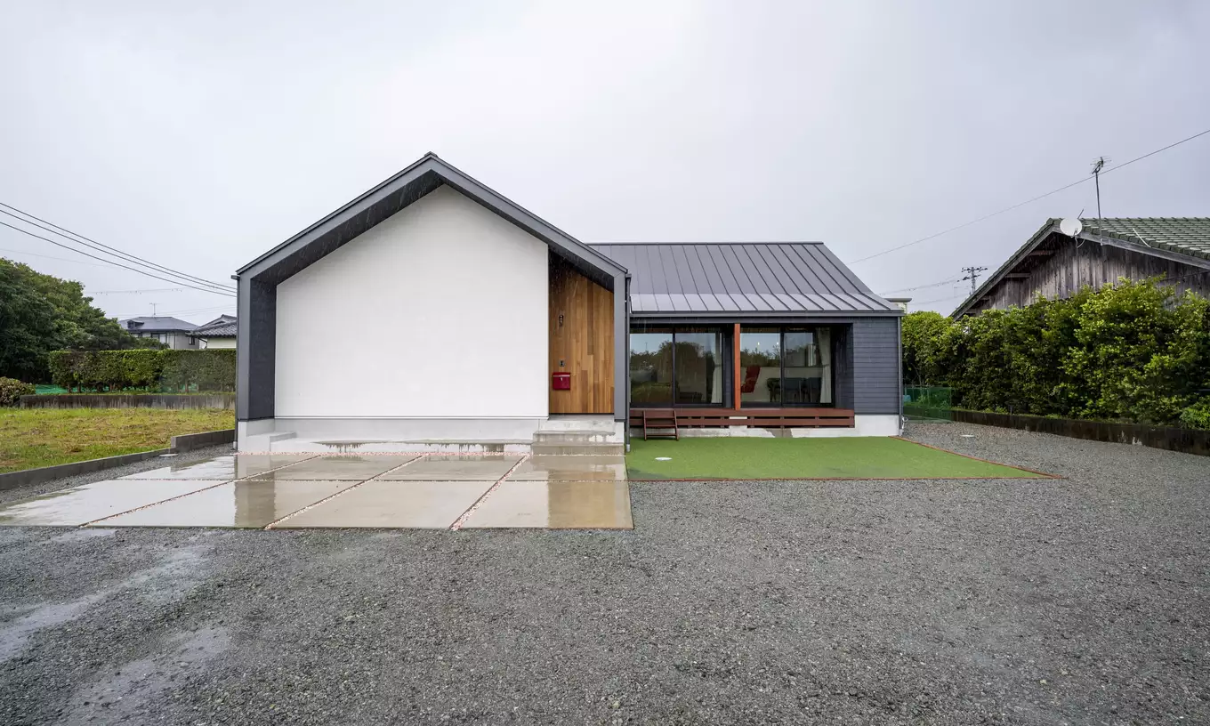 街並みに溶け込む三角屋根の平屋 | 野田市・流山市・春日部市の