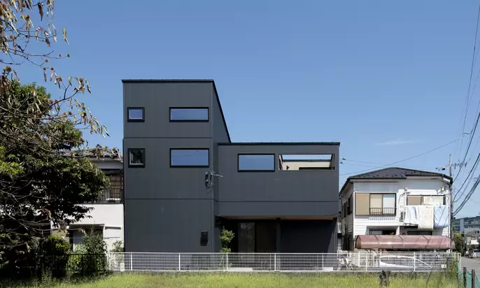 黒い重厚感のある家の外観