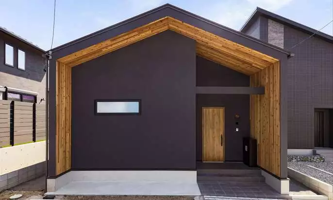 黒と木の無垢材のシックな家