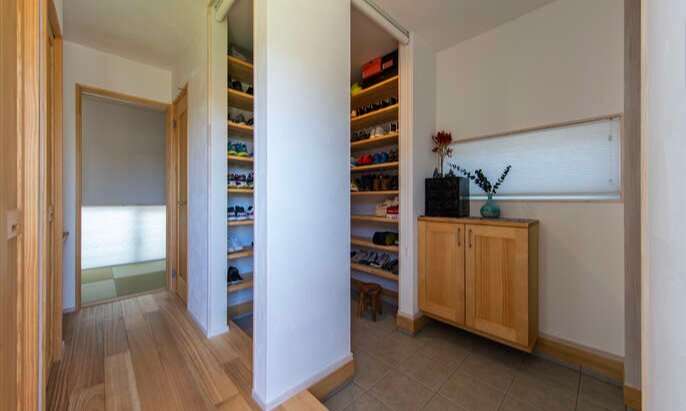 R+houseの物件の写真です。動線が2つある玄関、家族の靴をしまう大容量の棚がある。