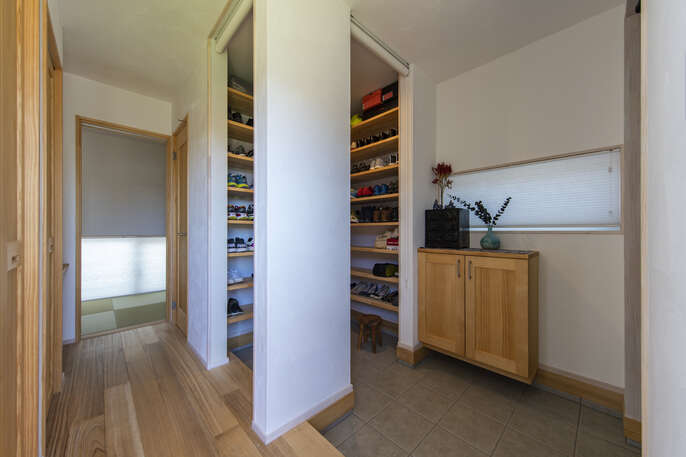 R+houseの物件の写真です。動線が2つある玄関、家族の靴をしまう大容量の棚がある。