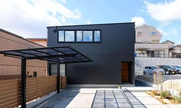 シンプルな黒の外観のモダンな家