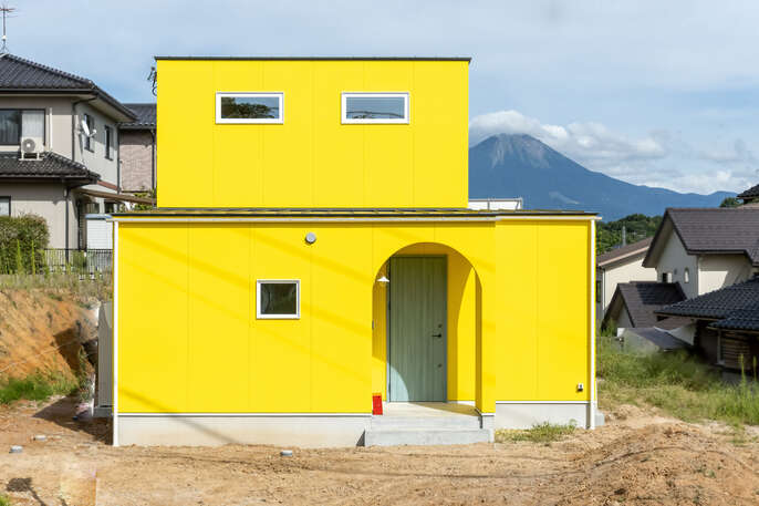 黄色い外壁の外観写真