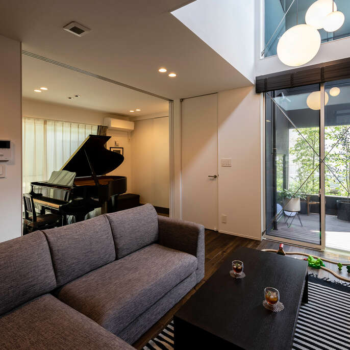 R+houseの物件の内観の写真です。手前はリビング奥にはピアノが置いてある部屋がある。