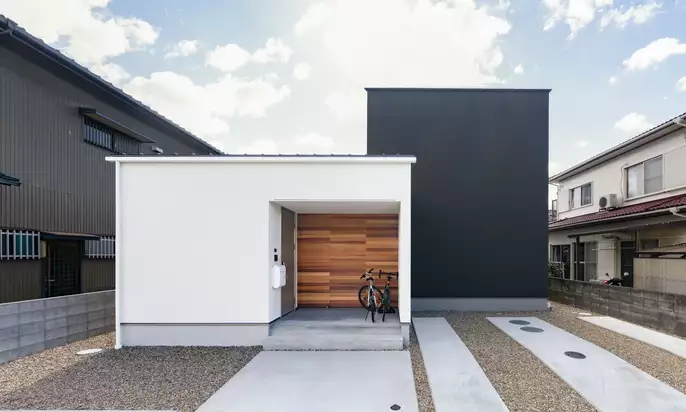 白と黒のシンプルな箱型の家