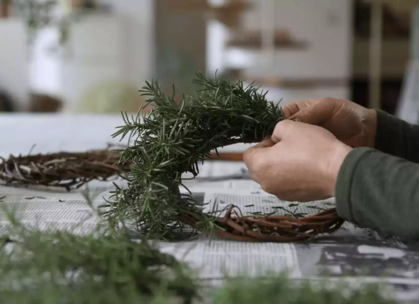 庭で摘んだ植物で作るリース