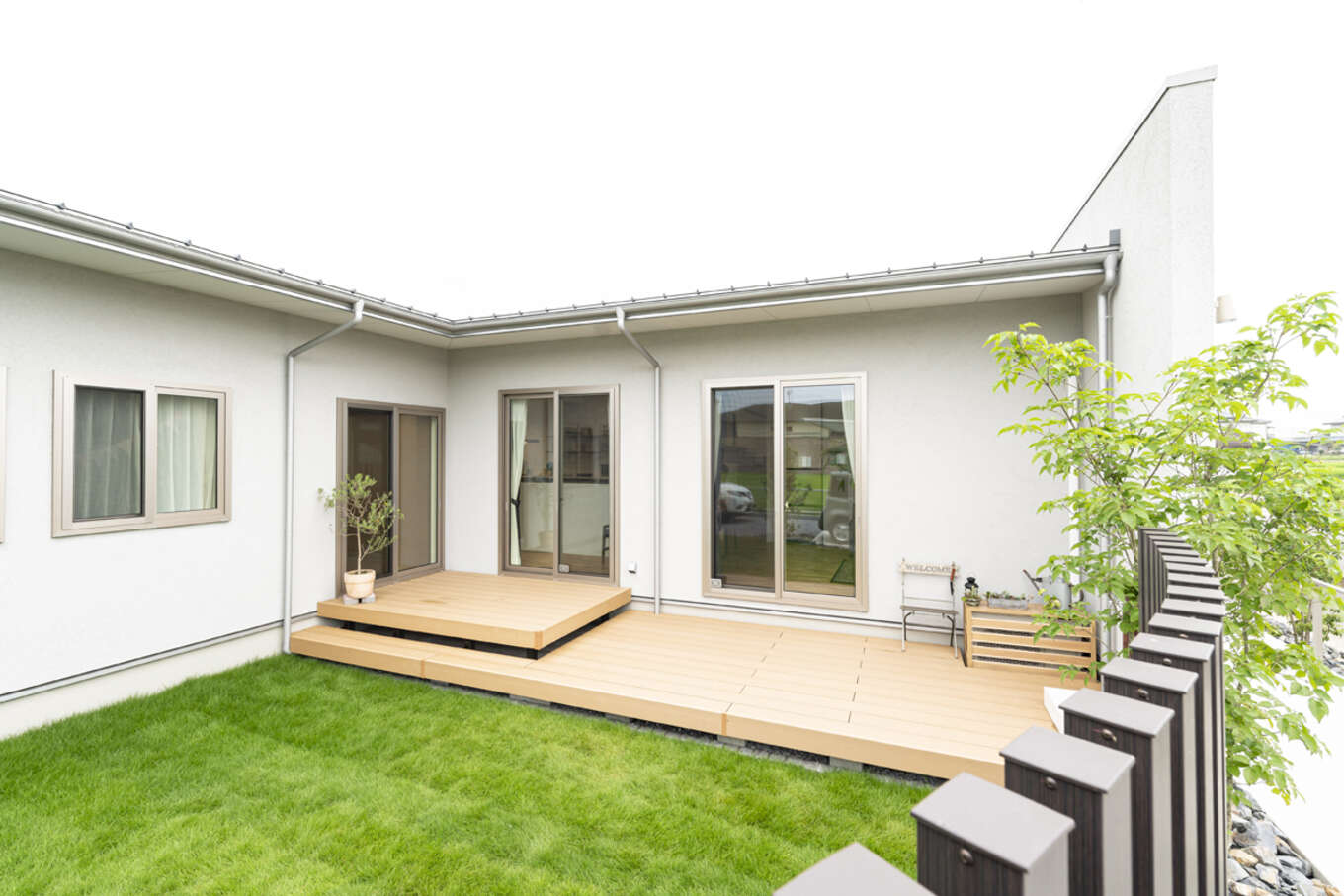 全ての部屋から庭の芝生が見える配置