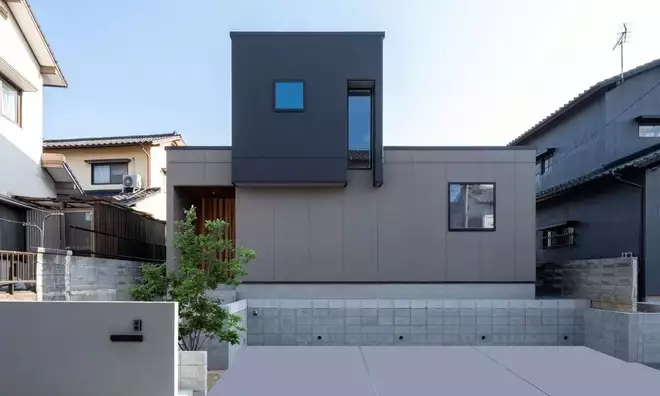 黒とグレーでシンプルな外観の二階建て
