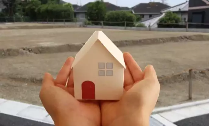 更地と家の模型