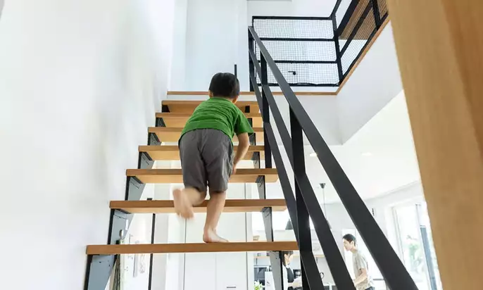 階段を登る男の子