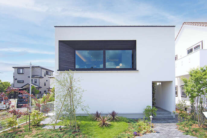 真っ白な外壁のR+house
